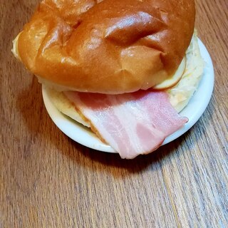 ベーコンとスモークチーズのハンバーガー